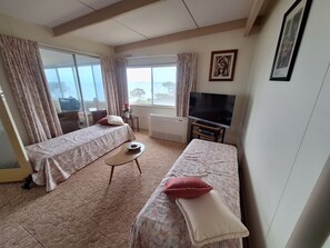 Room - Exclusive and Private Beachside setting overlooking Black Point Bay (Black Point)