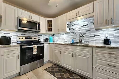 Beachside Retreat - Private Path to Ocean is just 200ft Away!
