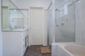 Une salle de bain avec une douche, des toilettes et un lavabo.