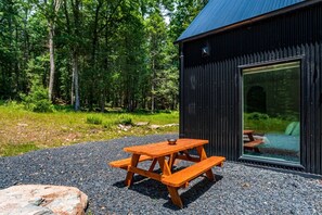 Outdoor dining - NEW: Private Forest Spa Retreat in Glen Spey (Glen Spey)