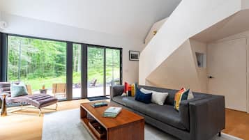 Fernseher, Kamin, Bücher, Stereoanlage