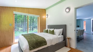 3 bedrooms, desk, iron/ironing board, travel cot