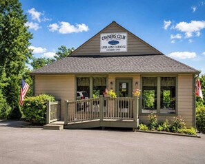 A small building with a sign reading 'OWNERS CLUB OF GATLINBURG UPPER ALPINE CLUBHOUSE MEMBERS ONLY.' - Chalet Escape | Pet Friendly • Pool • Hot Tub! (Gatlinburg)