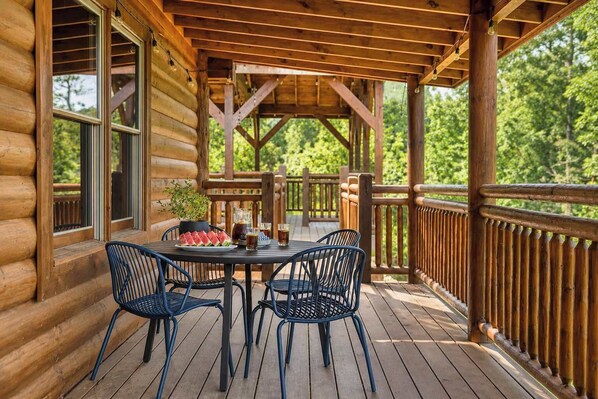 Outdoor dining - Cloud's Rest | Luxury Estate • Pool & Pavilion (Sevierville)