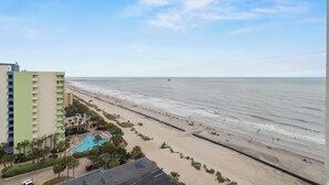 Een strandhotel met zwembad, directe toegang tot het strand en uitzicht op zee.