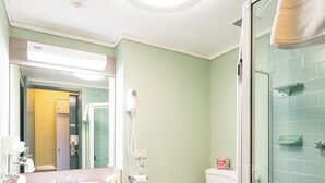 Ein Badezimmer mit Waschbecken, Toilette und Dusche.