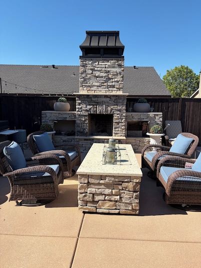 Private Pool, Spa & Extended-Stay Ready! Where comfort meets convenience.