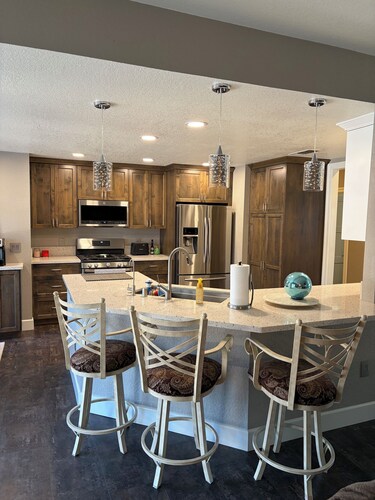 Private Pool, Spa & Extended-Stay Ready! Where comfort meets convenience.
