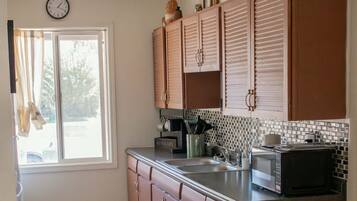 Coffee/tea maker, fridge, microwave, oven