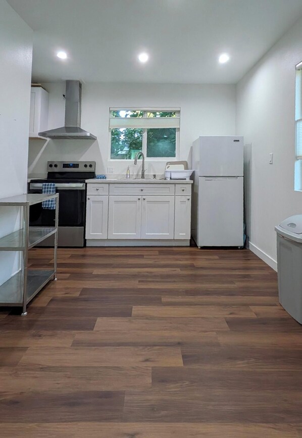 Private kitchen - Cozy 2-bedroom house in marvelous Temple City with AC (Temple City)