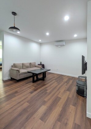 Living area - Cozy 2-bedroom house in marvelous Temple City with AC (Temple City)