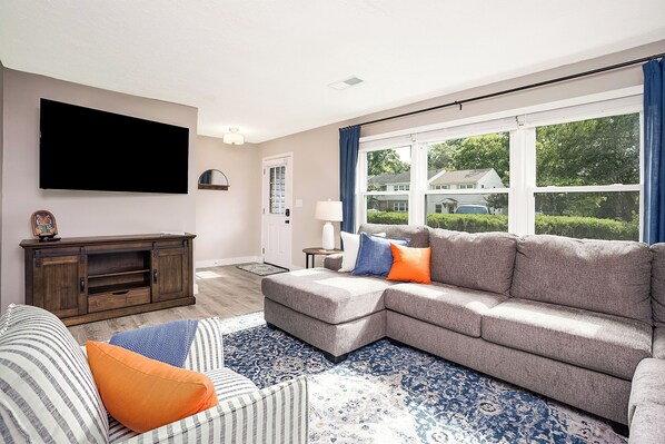 Living area - NEW LISTING! Walk to Campus! Newly Updated Auburn Townhome! 3 Bd/2.5 Bath (Auburn)