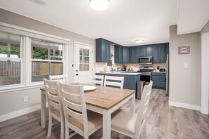 Dining - NEW LISTING! Walk to Campus! Newly Updated Auburn Townhome! 3 Bd/2.5 Bath (Auburn)