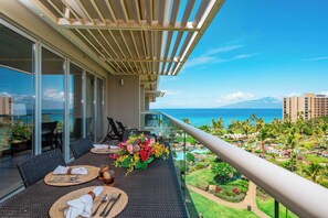 Outdoor dining - 🌊 Hokulani 746 Penthouse with Unobstructed Ocean Views - Special Intro Rates! (Lahaina)