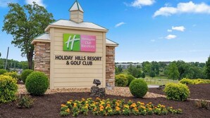 Schild des Holiday Inn Club Vacations Resort Holiday Hills & Golf Club.