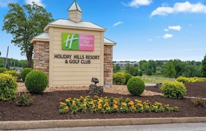 A Holiday Inn Club Vacations sign at Holiday Hills Resort & Golf Club. - Cozy 1-bedroom condo in lovely Branson (Branson)