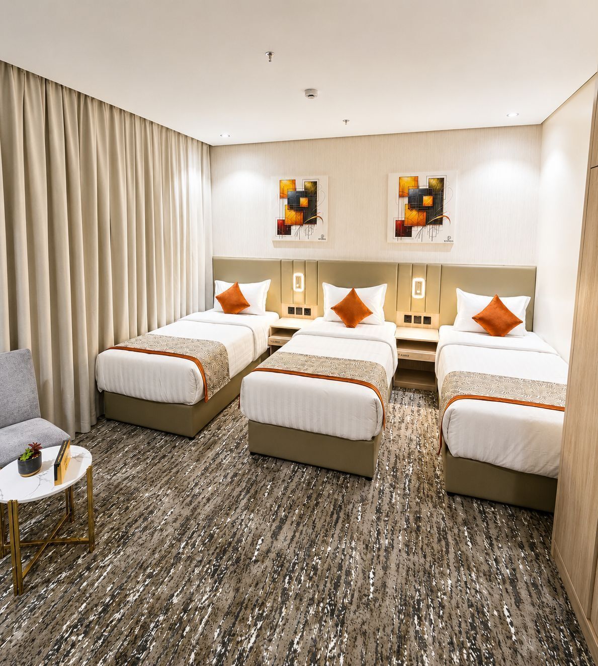 Triple Room | Peti besi dalam bilik, langsir/tirai gelap terus 