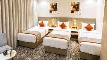 Triple Room | Peti besi dalam bilik, langsir/tirai gelap terus