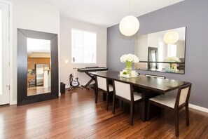 Dining - Modern LUXE 2B-2.5B townhome near downtown San Jose with AC and Peloton Bike (San Jose)