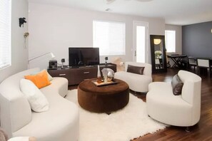 Living area - Modern LUXE 2B-2.5B townhome near downtown San Jose with AC and Peloton Bike (San Jose)