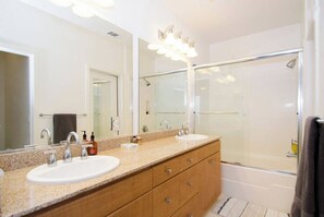 Bathroom - Modern LUXE 2B-2.5B townhome near downtown San Jose with AC and Peloton Bike (San Jose)