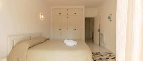 1 bedroom, iron/ironing board, free WiFi