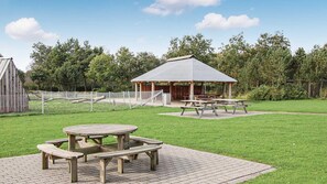 A picnic area with tables and a covered pavilion. - VillaVilla 983 - Henne Strand, Vestjylland (Oksbøl)