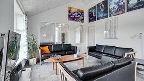 A modern living room with black leather sofas, a wooden coffee table, and a TV on the left. - VillaVilla 983 - Henne Strand, Vestjylland (Oksbøl)