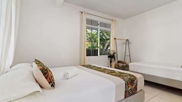 Tabla de planchar con plancha, wifi, ropa de cama