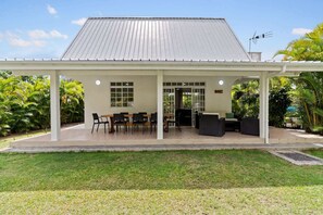 Outdoor dining - Moorea Mahana house with Private Canal to Lagoon (Moorea)