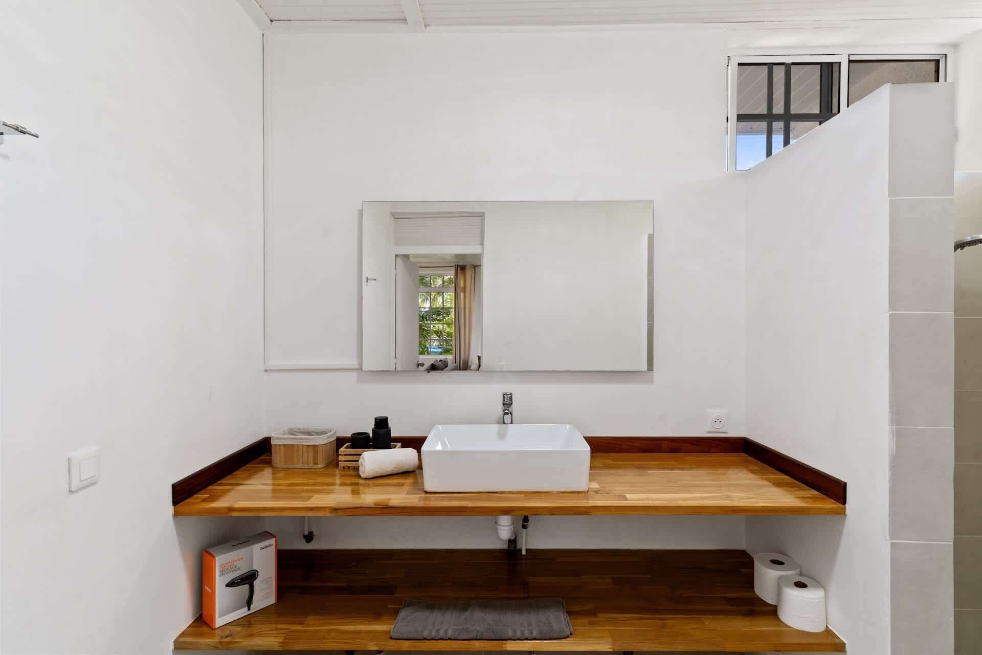Ducha, secador de pelo, toallas y champú
