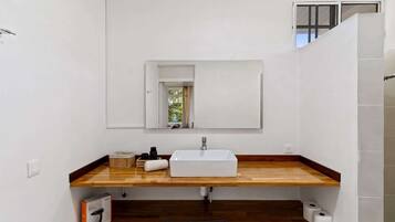 Ducha, secador de pelo, toallas y champú