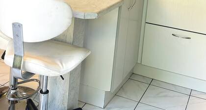 Stunning kitchenette, lounge, 1-bedroom cottage in Bassonia Johannesburg South