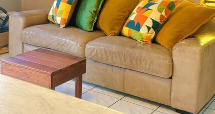 Stunning kitchenette, lounge, 1-bedroom cottage in Bassonia Johannesburg South
