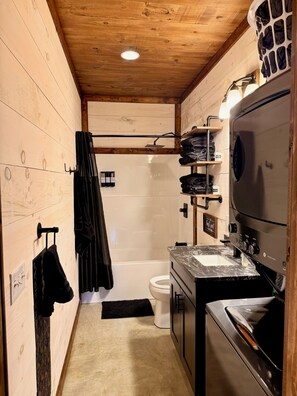 Hair dryer, towels, soap, toilet paper - Lake Guntersville Cabin 2 miles from City Harbor (Guntersville)