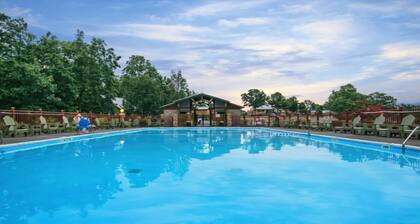 2 bedroom condo w/covered deck on Golf Club complex near gorgeous Branson Mo.