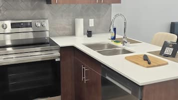 Cafetera y tetera, refrigerador, microondas y horno