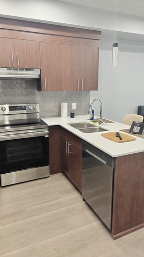 Coffee/tea maker, fridge, microwave, oven - 1111 Ocgrow Reserve - Luxury 5 Star (Cochrane)