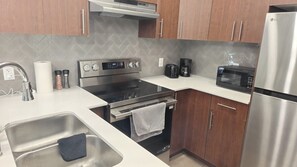 Coffee/tea maker, fridge, microwave, oven - 1207 Ocgrow Reserve - 5 Star Luxury (Cochrane)