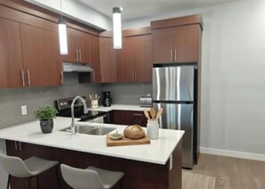 Cafetera y tetera, refrigerador, microondas y horno 