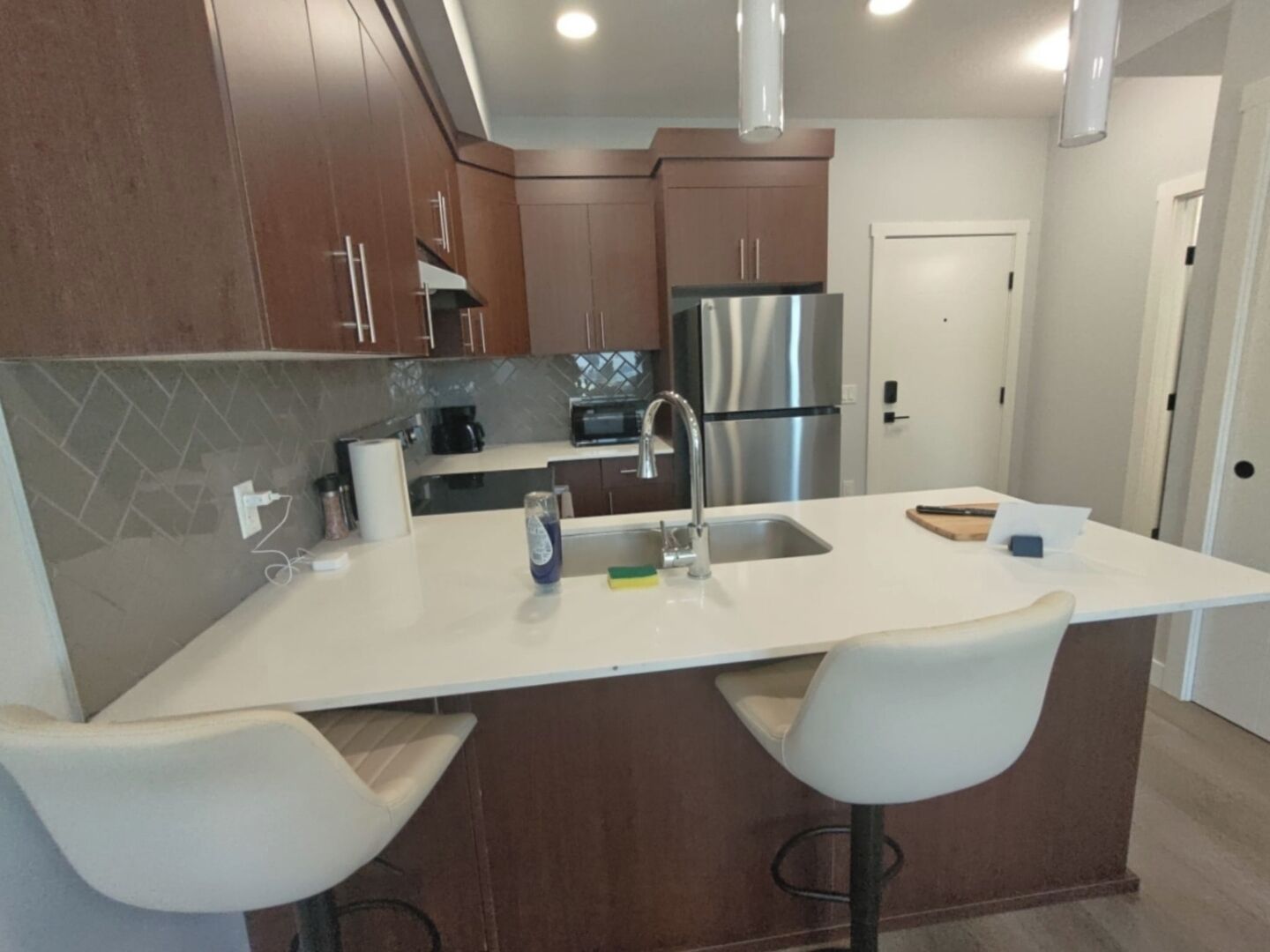 Coffee/tea maker, fridge, microwave, oven