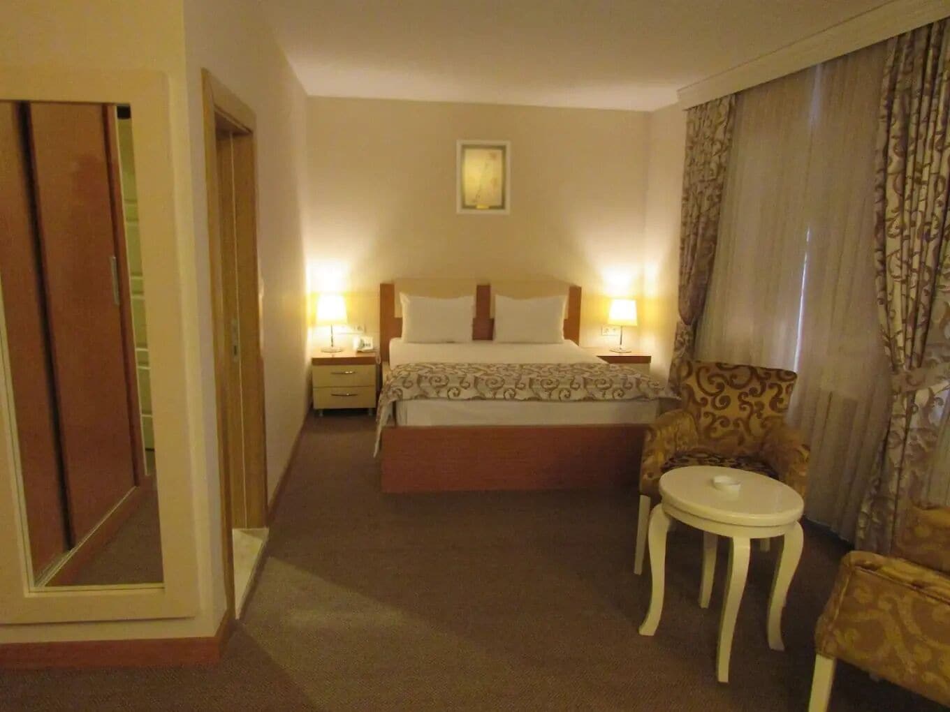 Klassieke eenpersoonskamer, uitzicht op bergen | Luxe beddengoed, een kluis op de kamer, een bureau, beddengoed