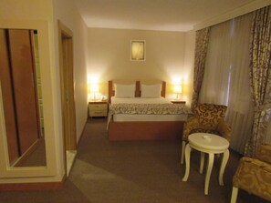 Classic Single Room, Mountain View | Premium bedding, in-room safe, desk, bed sheets