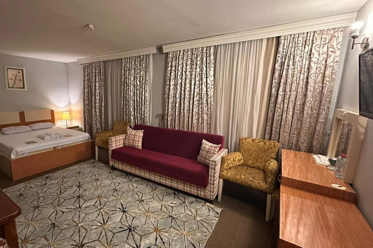 Phòng Suite Deluxe, quang cảnh núi | Bộ đồ giường cao cấp, két bảo mật tại phòng, bàn, bộ trải giường