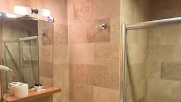 Een douche, een haardroger, pantoffels, handdoeken
