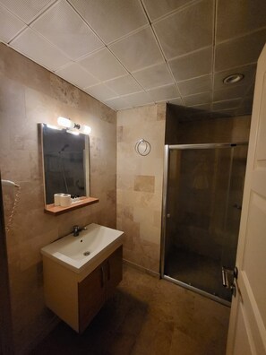 Classic-Dreibettzimmer, Bergblick | Badezimmer