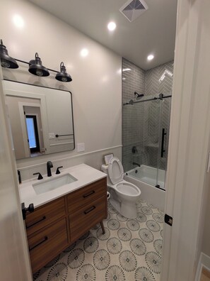 Bathroom - Charming 3-bedroom chalet in marvelous Livingston Manor with AC (Livingston Manor)