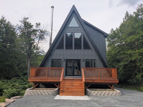 Charming 3-bedroom chalet in marvelous Livingston Manor with a majestic Stream