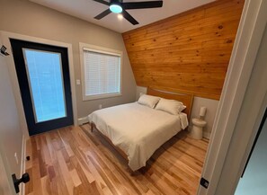3 slaapkamers, een strijkplank/strijkijzer, gratis wifi, beddengoed