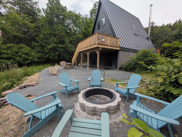 Outdoor spa tub - Charming 3-bedroom chalet in marvelous Livingston Manor with AC (Livingston Manor)
